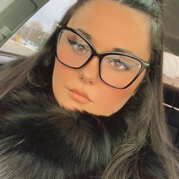 Meet your Posher, Stef - Picture 1 of 5